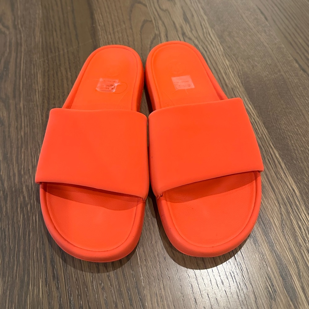 Lululemon Women’s Restfeel Slide.